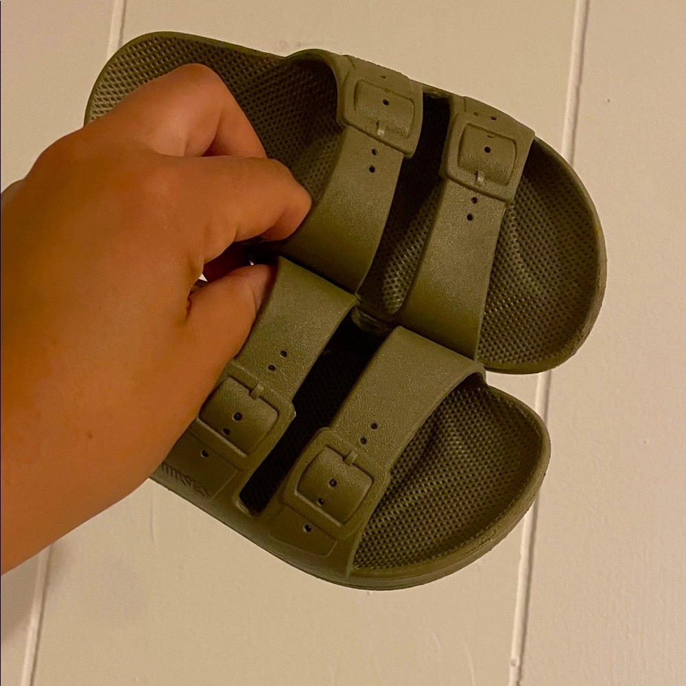 Freedom Moses Slides olive green Size 26/27 or about 9T